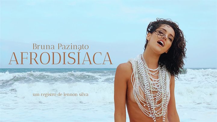Bruna Pazinato no clipe de Afrodisíaca