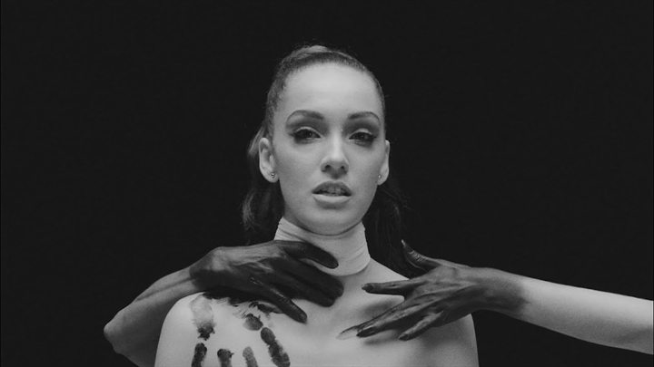 Bruna Pazinato no clipe de Imaginei Você