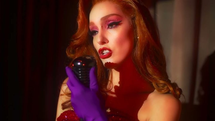 Bruna Pazinato no clipe de Jazz Sacanagem