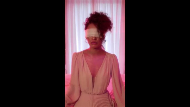 Bruna Pazinato no clipe de Tato
