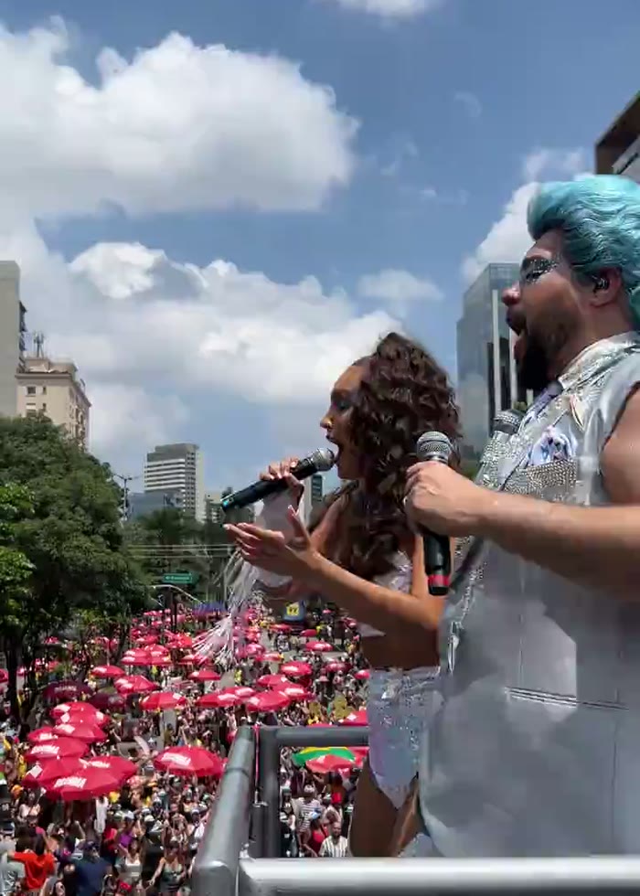 Bruna Pazinato ao vivo com o Abrava
