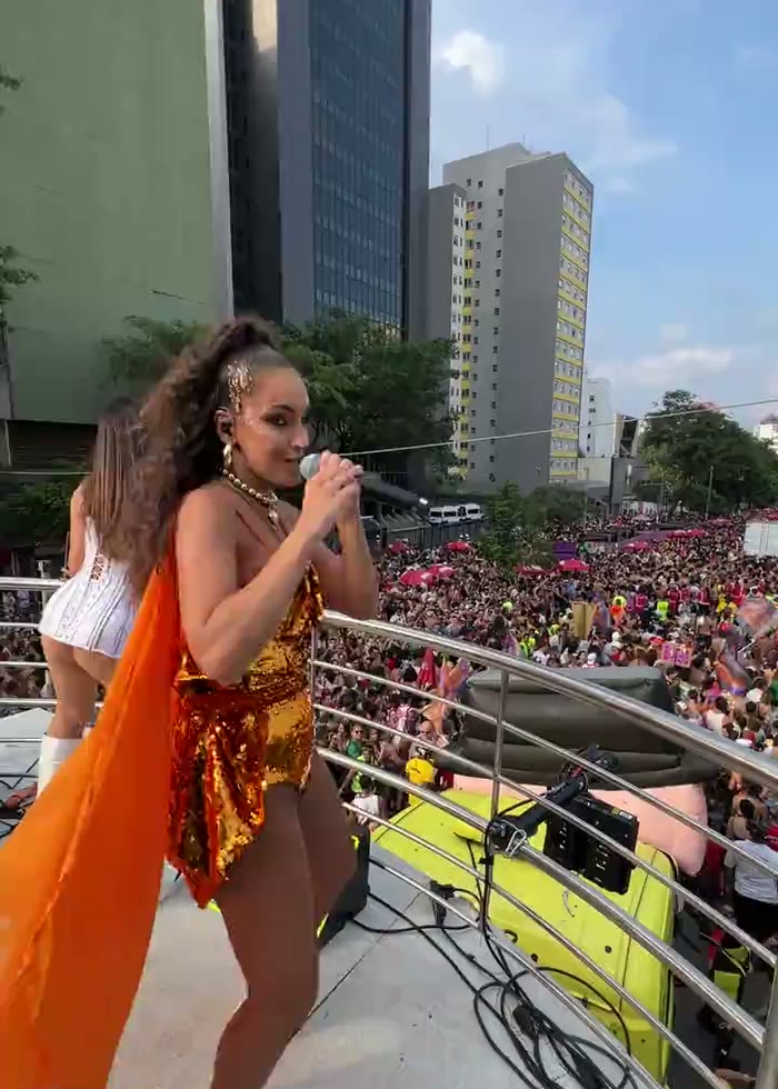 Bruna Pazinato com Alessandra Negrini no Acadêmicos do Baixo Augusta
