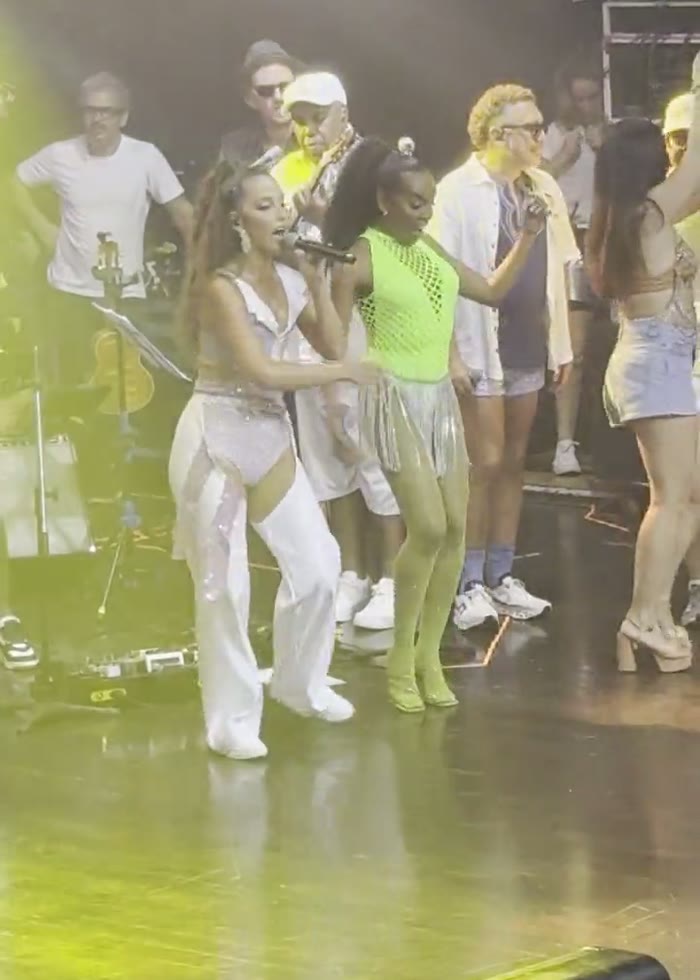 Bruna Pazinato cantando Me Usa com Thelminha