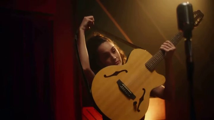 Bruna Pazinato no filme publicitário da Faber Castell