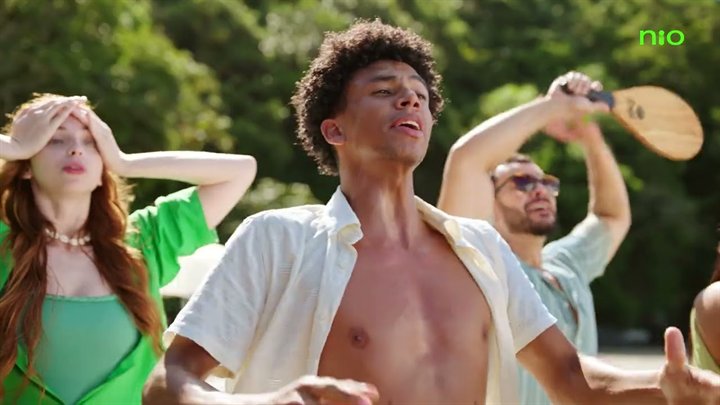 Bruna Pazinato no filme publicitário da Nio