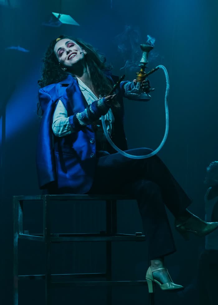 Bruna Pazinato como Lagarta em Alice de Cor e Salteado